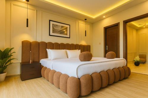 1BR Skyline-Framed Balcony for Golden-Hour View – khách sạn tại Rafi Block