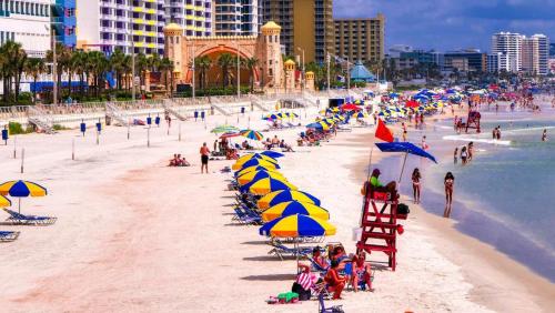 16th Floor 1 BR Resort Condo Direct Oceanfront Wyndham Ocean Walk Resort Daytona Beach 1607 in Daytona Beach, USA