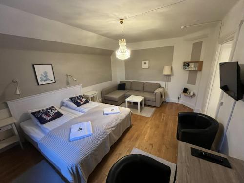 2 twin beds, 1 sofa bed