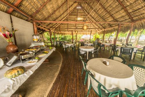 Bar/lounge, Karahe Beach Hotel in Quepos