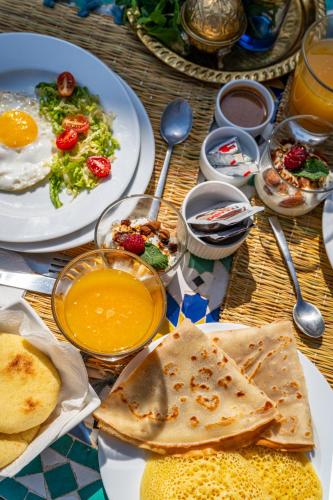 Entire 5 bedroom Boutique Riad with pool and Breakfast included - image 10