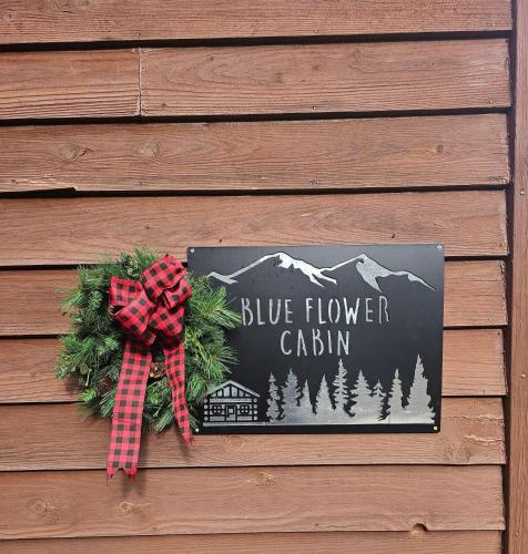 Blue Flower Cabin in Hogetown, USA
