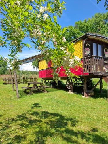 Roulotte Belle des Prés gîte à louer Sigalens