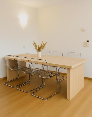 Relaxed coastal stay - steps from beach & center - image 4