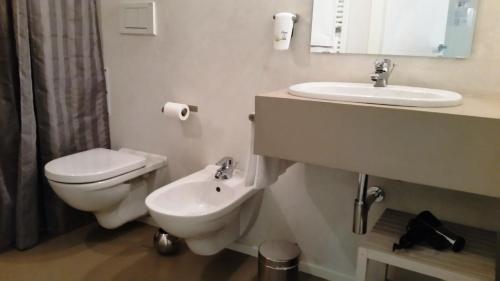 Standard  Double Room image 5
