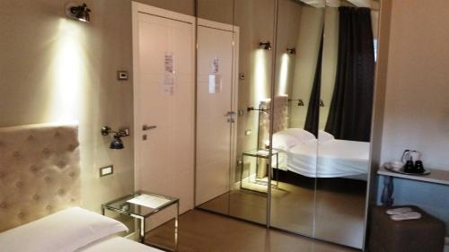 Standard  Double Room image 4