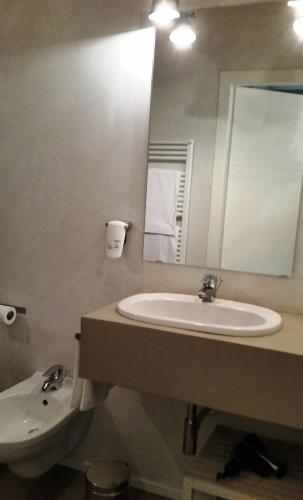Standard  Double Room image 2