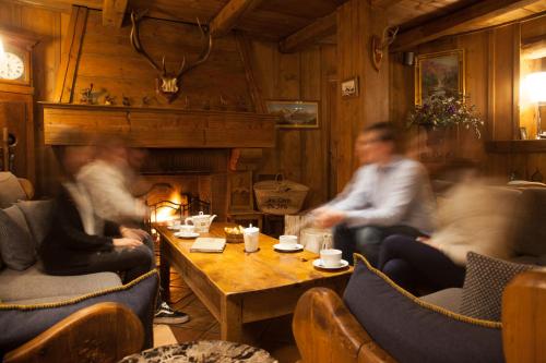 Паб/Коктейль-бар, Hôtel Au Coin Du Feu in Мегев