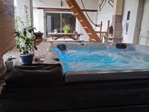 Spa, Gîte, jacuzzi & vin au grenier de Madiran (Gite, jacuzzi & vin au grenier de Madiran) in Madiran