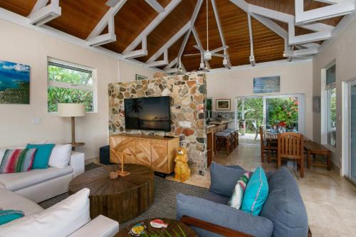 Maria Breeze Villa - Stunning Ocean & Sunset Views Private Pool Spacious Rooms in Cruz Bay