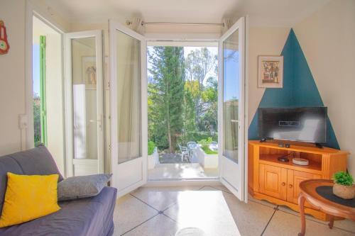 Shared lounge/TV area, Saint-Raphael Maison 8 pers, Jardin, Proche mer in Vallon de Coste