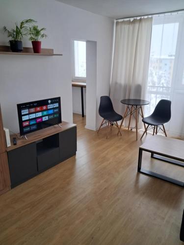 sala de TV, KAWALERKA 28M SALON Z KUCHNIĄ CENTRUM NOWY SĄCZ Faktura VAT (KAWALERKA 28M SALON Z KUCHNIA CENTRUM NOWY SACZ Faktura VAT) in Nowy Sącz