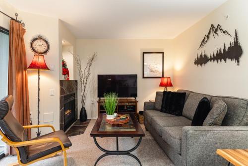 The Maple Ski-in Ski-out 1 Bed with Hot Tub and Pool in Whistler, Canada