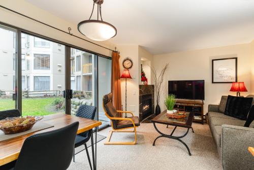 The Maple Ski-in Ski-out 1 Bed with Hot Tub and Pool in Whistler, Canada