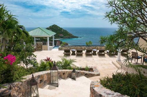 Maria Bluff Main House Villa- Modern Renovations Private Pool Ocean Front Views and Pool Table in 克魯斯灣