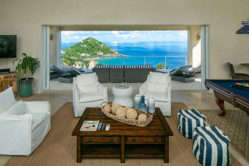 Maria Bluff Main House Villa- Modern Renovations Private Pool Ocean Front Views and Pool Table in 克魯斯灣