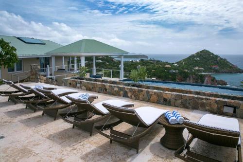 Maria Bluff Main House Villa- Modern Renovations Private Pool Ocean Front Views and Pool Table in 克魯斯灣