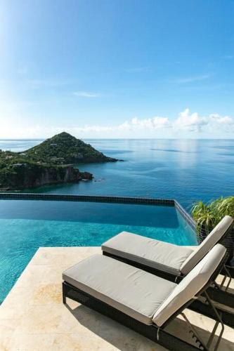Maria Bluff Main House Villa- Modern Renovations Private Pool Ocean Front Views and Pool Table in 克魯斯灣