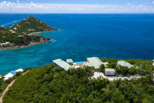 Maria Bluff Main House Villa- Modern Renovations Private Pool Ocean Front Views and Pool Table in 克魯斯灣