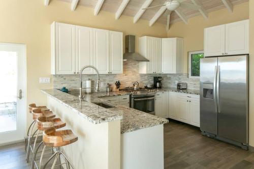 Maria Bluff Cottage Villa-Romantic Ocean Views Modern Private Pool in Cruz Bay