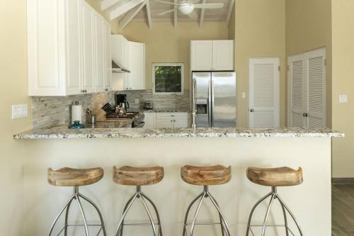 Maria Bluff Cottage Villa-Romantic Ocean Views Modern Private Pool in Cruz Bay