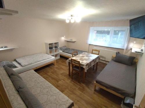Iekārtas, U Petra Hronec in Lopej