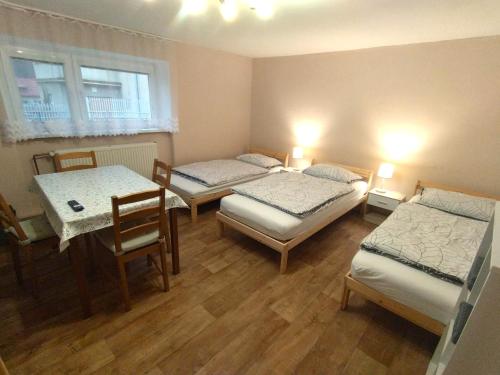 Iekārtas, U Petra Hronec in Lopej