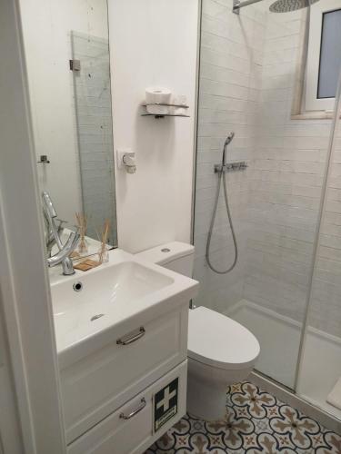 Cozy Lisbon Retreat in the Heart of the City - image 14
