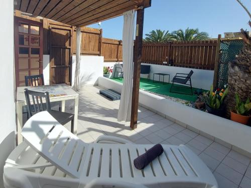 Bungalow with Sunny Private Terrace - Secure Bike or Board Storage gîte à louer Tarajalillo