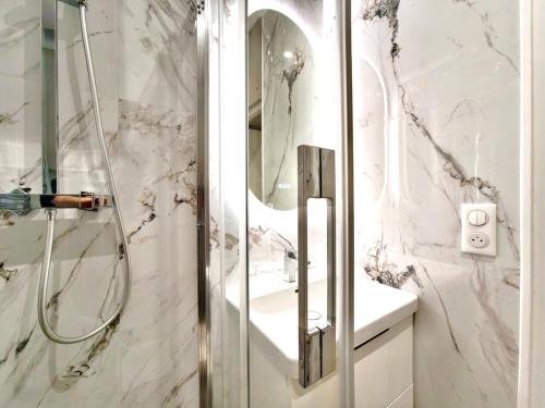 Cozy Latin Quarter Stay near the Seine/Metro/For 4 - image 12