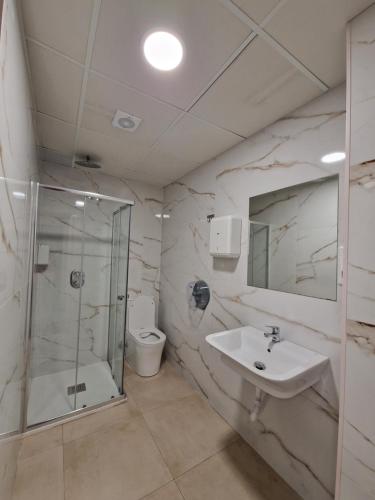 Zuhanyzó, PALOMERAS Coliving & Coworking in Puente de Vallecas