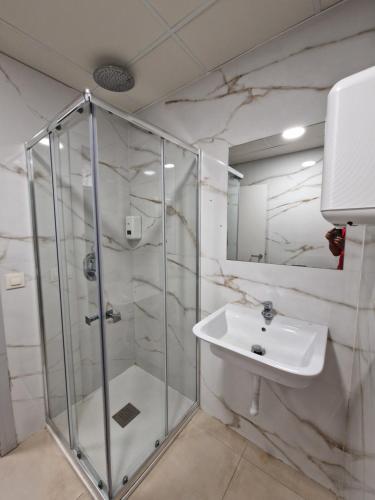 Zuhanyzó, PALOMERAS Coliving & Coworking in Puente de Vallecas