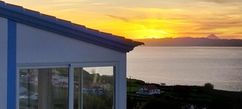 Stunning ocean view with 3 islands in front of you in Serreta