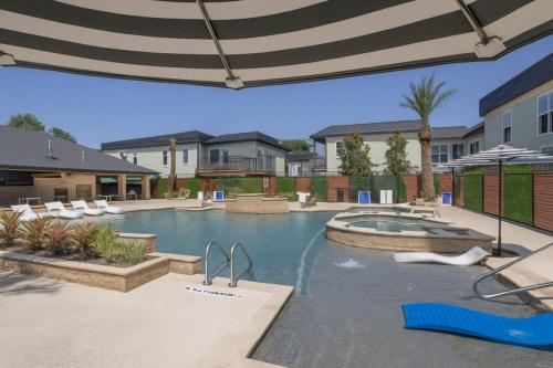 KINGbed resort style pool gym nearTheHeights - image 4