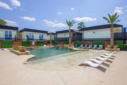 KINGbed resort style pool gym nearTheHeights - image 14