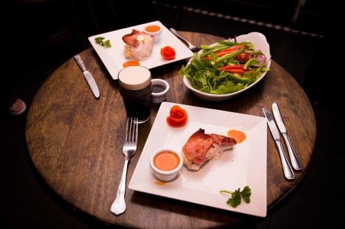 Food and beverages, The Midway Bar & Guesthouse in Dunglow