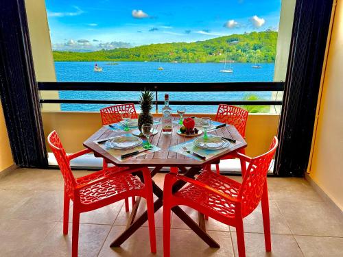T2 lumineux avec vue sur mer et piscine – khách sạn tại Pointe du Bout