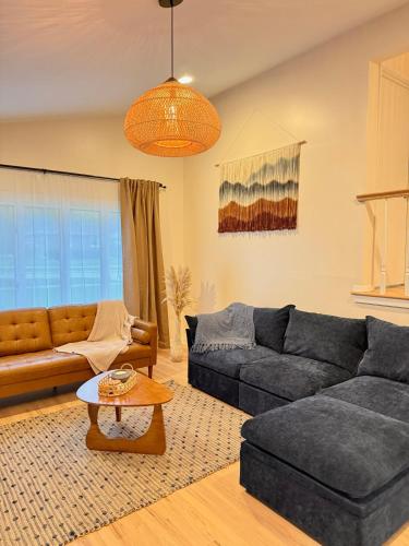 Cozy 5BD 2BTH Home with Scandinavian Vibes in Villa Park (IL)