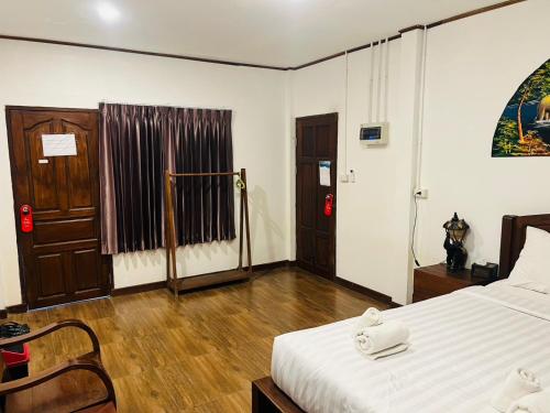 room detail thumbnail 1