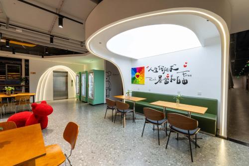 صالة مشتركة/ منطقة التلفزيون, 艺栈青年酒店亮马桥地铁站店 in المنطقة التجارية لـ لوفتهانزا