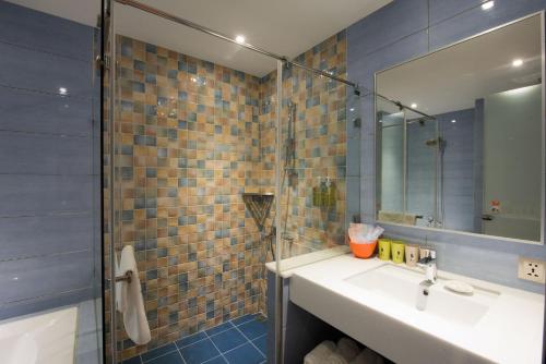 room detail thumbnail 2