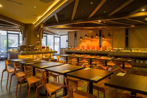 Restaurant, Hotel In in Pingzhen District