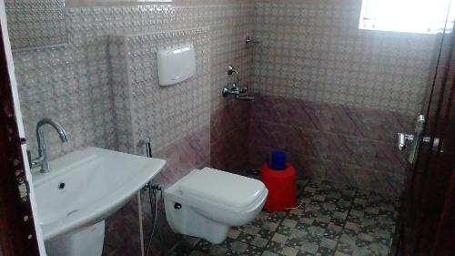 Bathroom, Indraprastha Tourist Home in Manakunnam