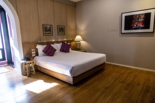 iuDia Hotel Room Type - King Room with Pool View