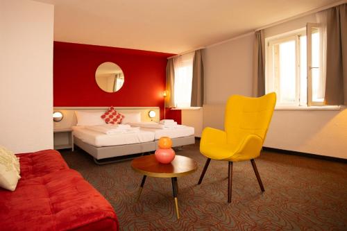 1 queen bed, 1 sofa bed