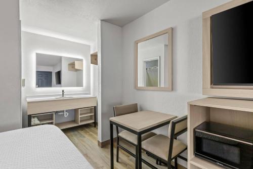 Super 8 by Wyndham Muskogee - image 13