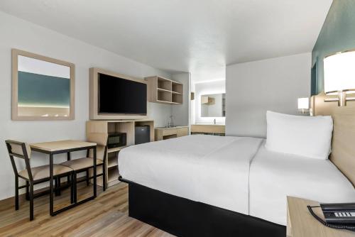 Super 8 by Wyndham Muskogee - image 11