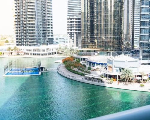 Stunning skyline- lake view modern cozy apartment, Dubaj