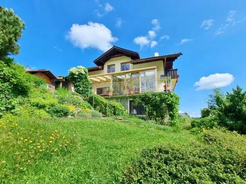 Haus Hindelang - 2 FeWos mit Zugspitzblick, inkl Königscard, gratis Parken & WLAN, Self Check-In, 5 Minuten ins Zentrum in Nesselwang, Deutschland