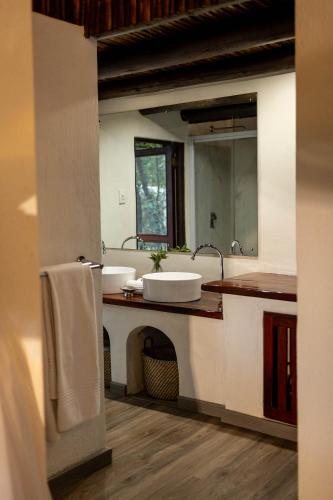 Karongwe - Kuname Safari Lodge - Tap to explore photos